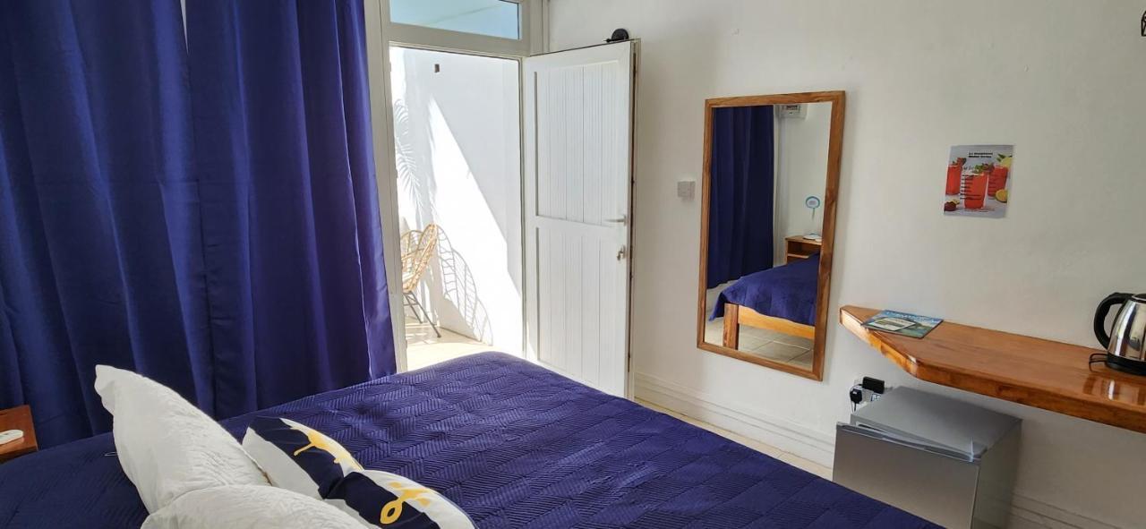 Oemanagement Rooms Roseau Exteriör bild